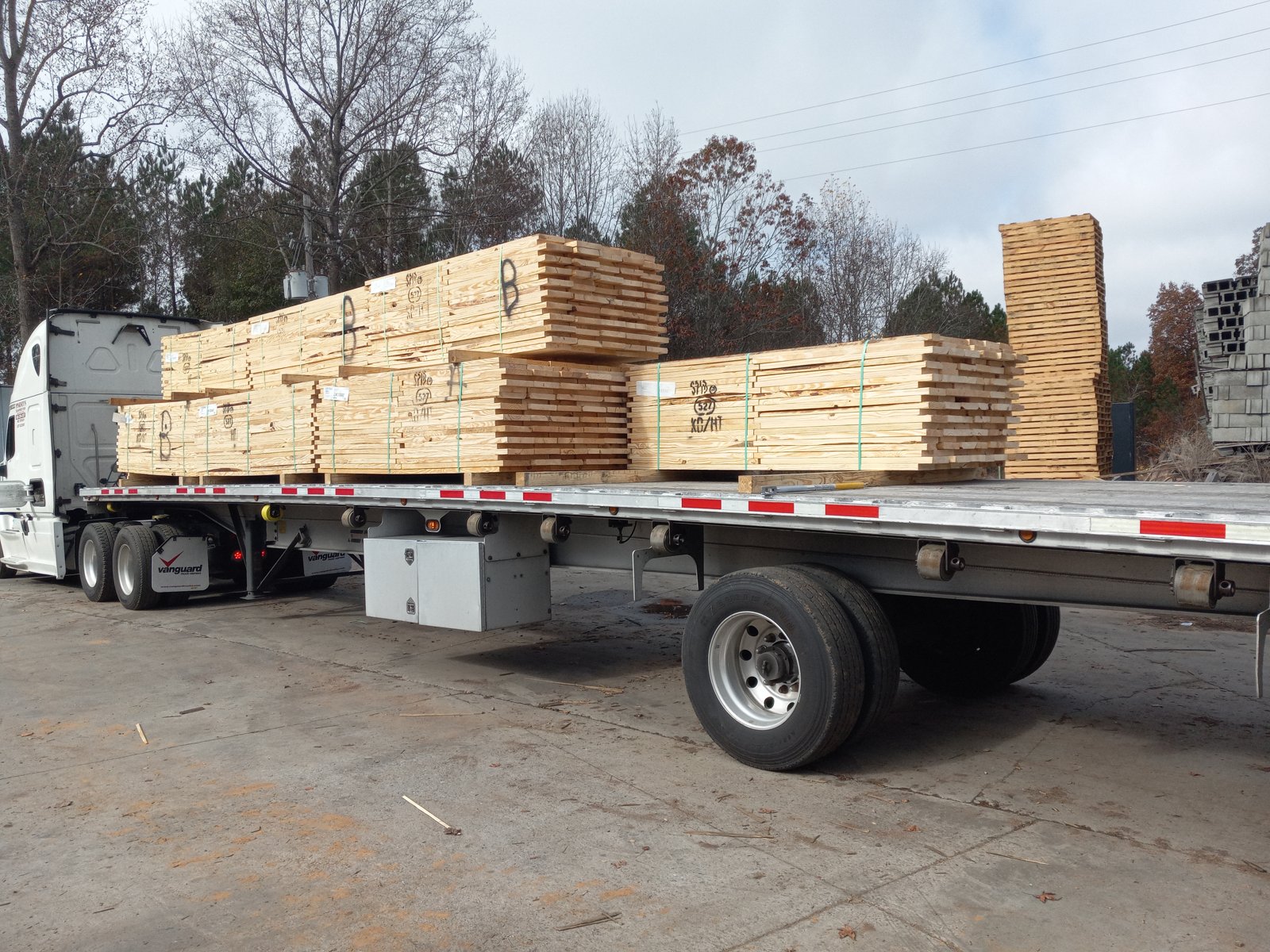Custom-cut hardwood and SYP lumber from King Pallet Company, Liberty, SC, photo 11